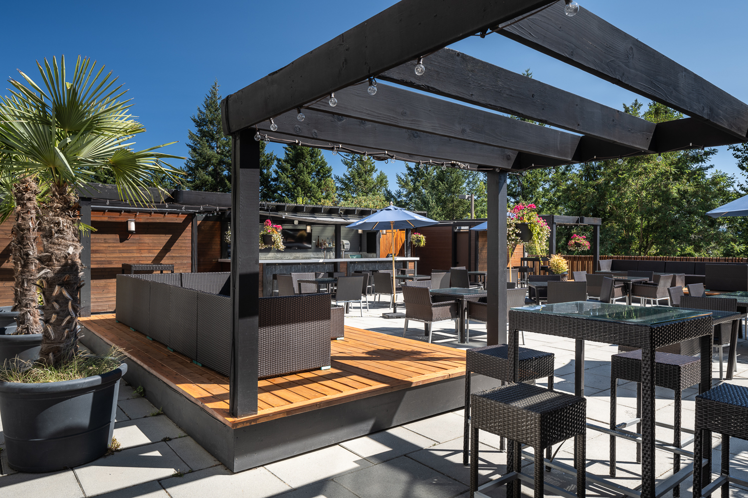 Metropolitan Bar & Grill Patio - Four Points by Sheraton Victoria Gateway